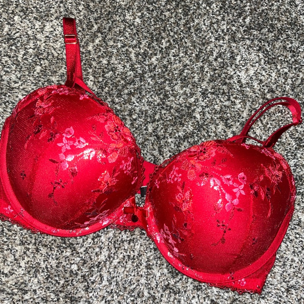 Victoria's Secret Very Sexy Push Up Bra 34D Strappy Red Lace NWOT